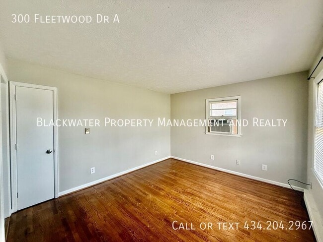 Photo - 300 Fleetwood Dr