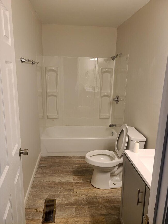 bathroom - 124 Odette St