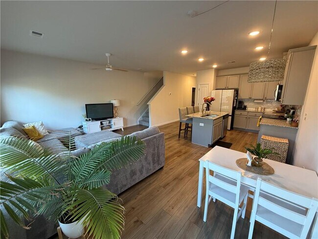 Photo - 209 Buckingham Ln