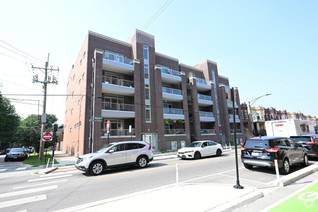 Building Photo - 2703 W Belmont Ave Rental