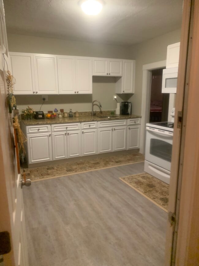 Building Photo - 31 Snowling Rd Unit Two