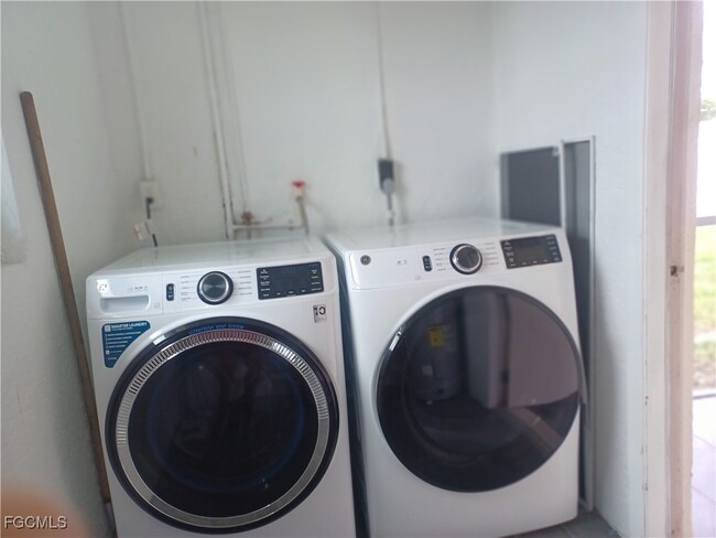 Building Photo - 1102 SW 15th Terrace