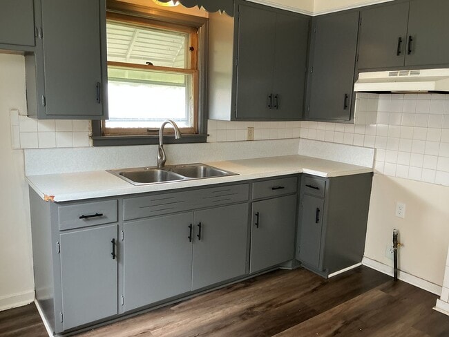 Building Photo - 2 Bedroom Single Family Home