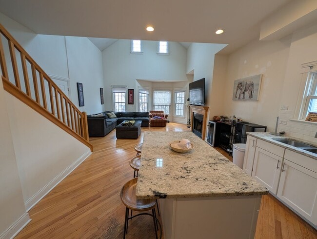 Photo - Rarely on the Market! Luxury 4-Bed/3-Bath Duplex in Lincoln Park Unit 1655-3E
