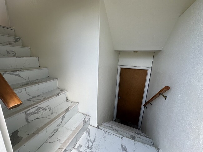 Photo - "Cozy 700 Sq Ft Studio with Full Bath in V...