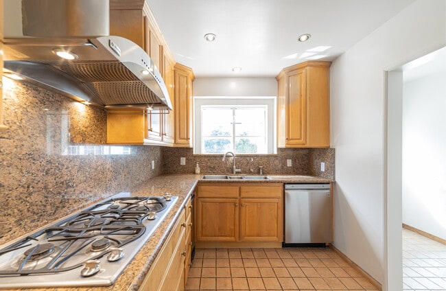 Kichen1 - 1367 Virginia Ave House