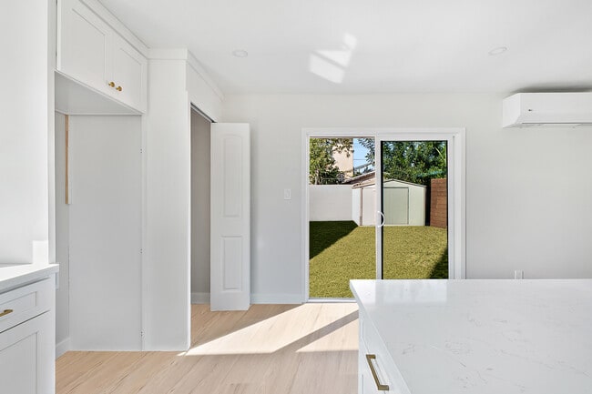 Photo - 2051 E Harding St Unidad 2053 E Harding St