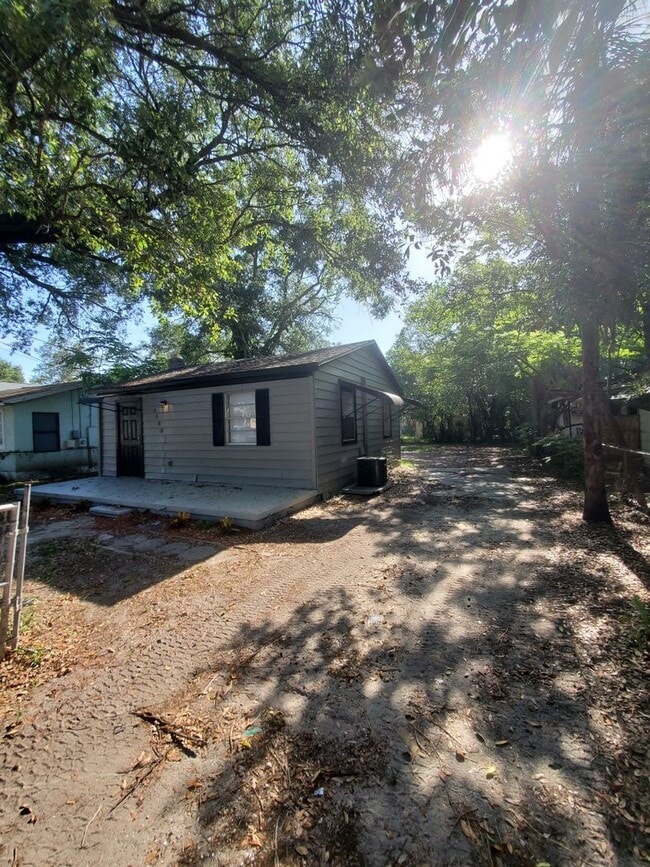 Photo - Cute & Cozy 2 Bedroom Cottage in Tampa $1550 Move in July 1 2026