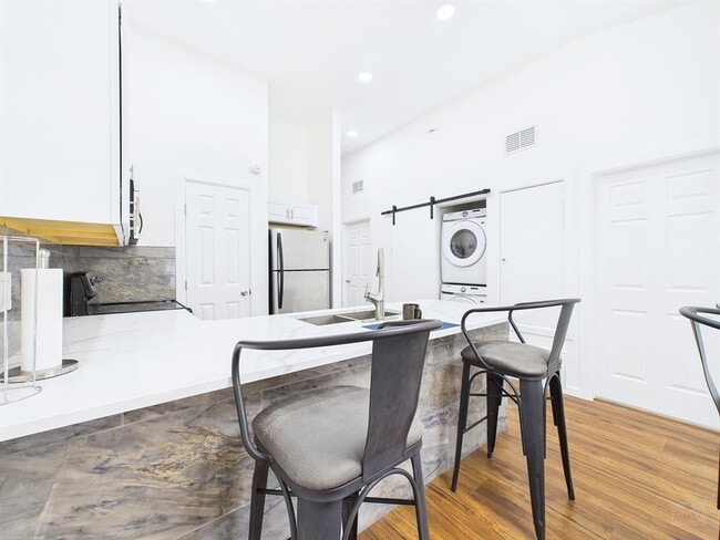 Building Photo - 2216 San Gabriel St Unit 305