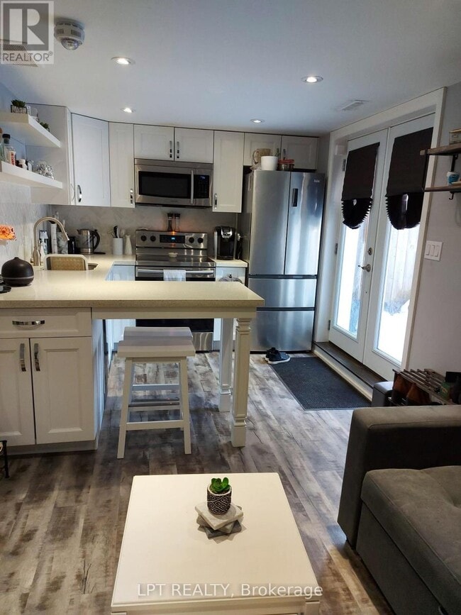 Photo - 70 Chaucer Crescent