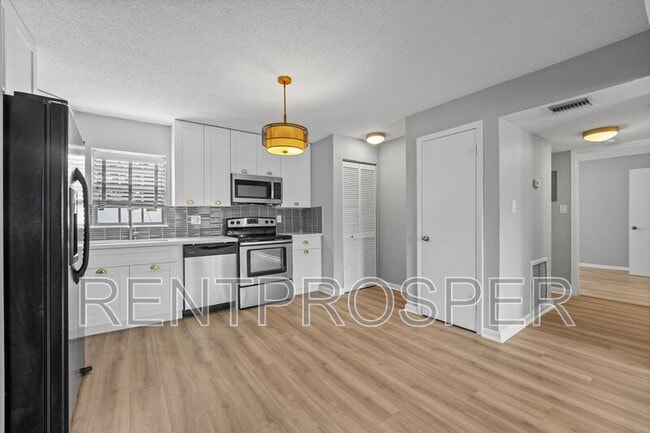 Photo - 317 E Amelia St Unit 4