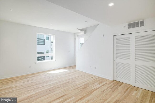 Building Photo - 1842 E Harold St Unit 5