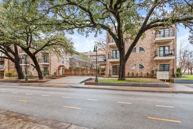 Building Photo - 2/2 Condo Near UT! Unit 107