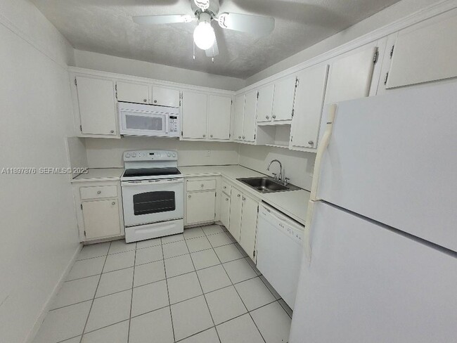 Building Photo - 1200 NE Miami Gardens Dr Unit 603W
