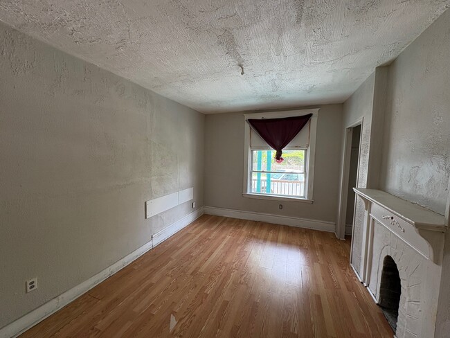 Photo - 207 Dunseith St