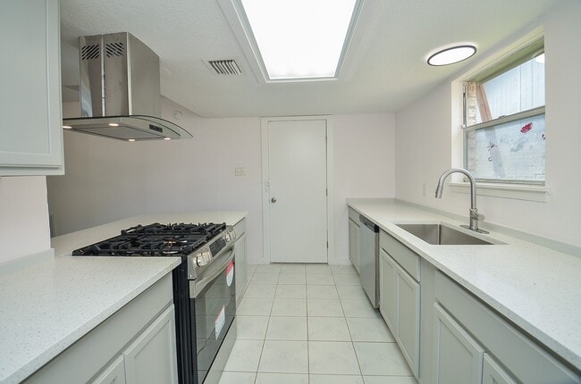 Building Photo - 3722 Brier Gardens Dr