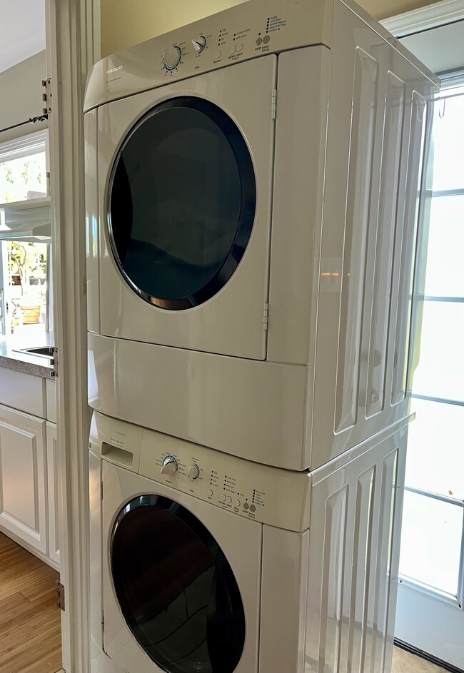 Photo - 10748 Charnock Rd