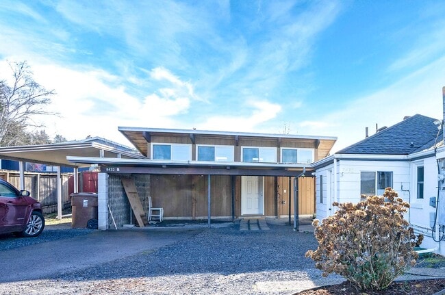 Photo - Fully Furnished Bungalow with Studio Living and Scenic Views in Tacoma!