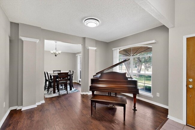 Photo - 920 Mason Ln