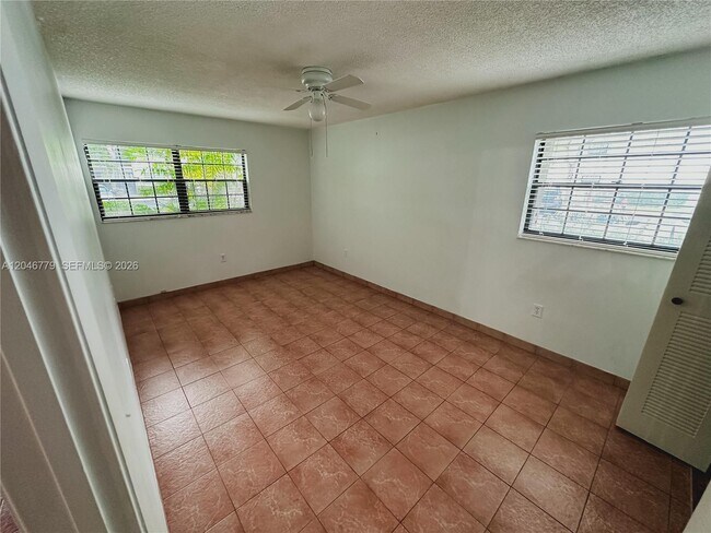 927 NE 199th St Unit 101