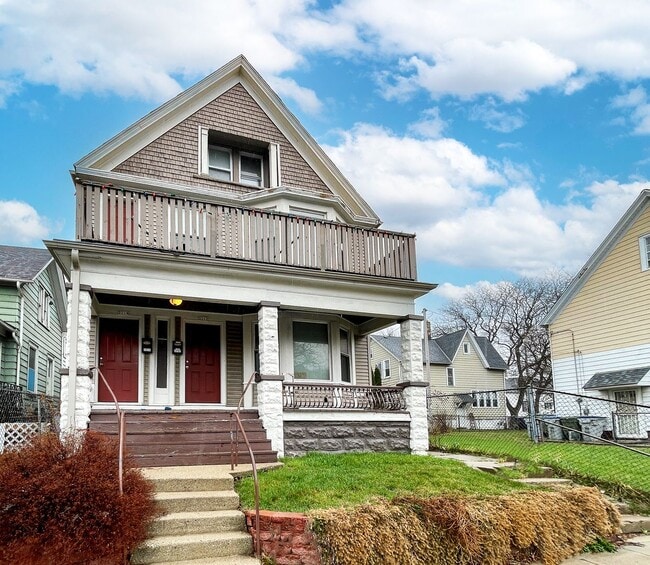 Building Photo - Large Spacious 4 Bedroom UPPER with Large Living Room and Dining Area!! Unit 2214 Upper