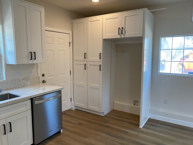 Photo - 8415 Beckford Ave Unidad B