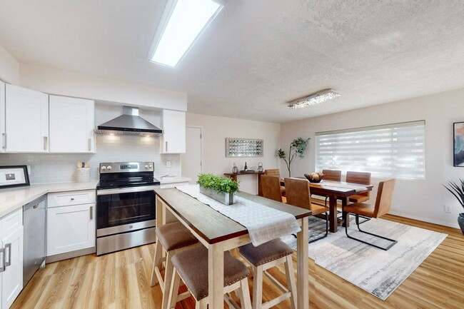 Building Photo - For Rent| 3 bedrooms 2 bathrooms| NE Abq | Private Yard | Fireplace | Available 03/23/2026!