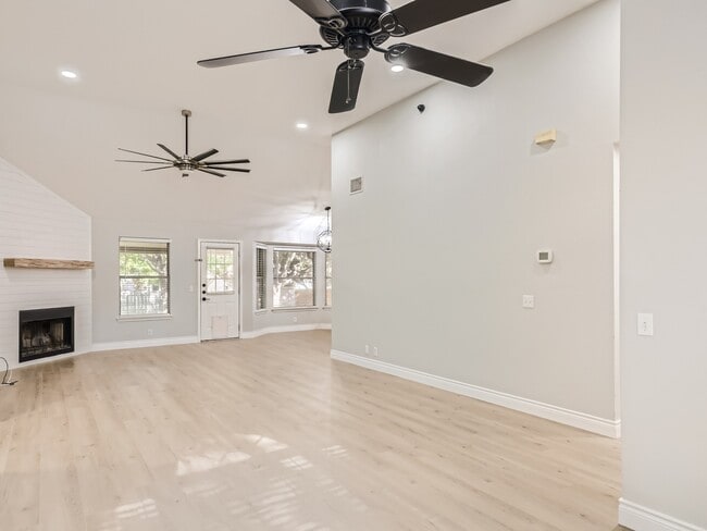 Photo - 201 Orchard Way
