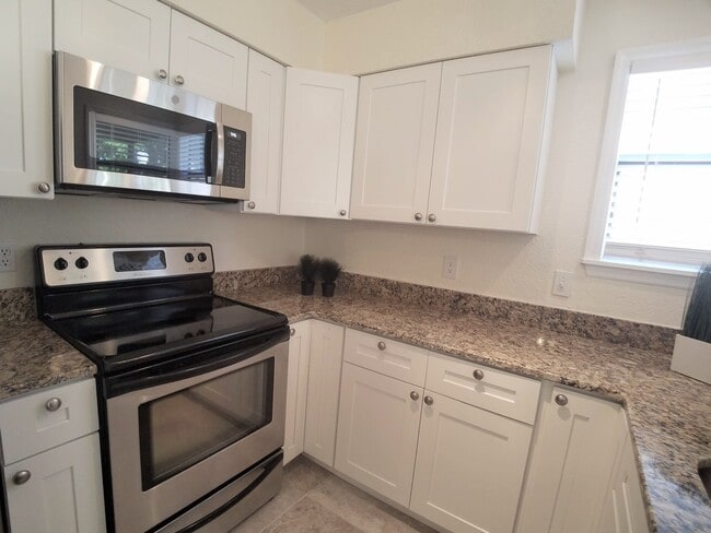 Building Photo - Beautiful  Remodeled First Floor 2/2 Condo... Unit 35