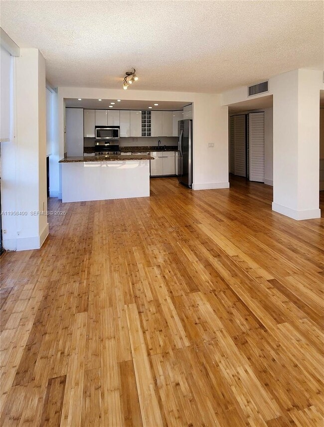 Photo - 600 NE 36th St Unidad 821