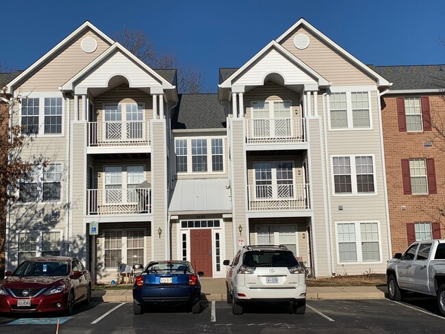 Building Photo - Light Filled 2bd 2bth Penthouse Condo In Piney Orchard!
