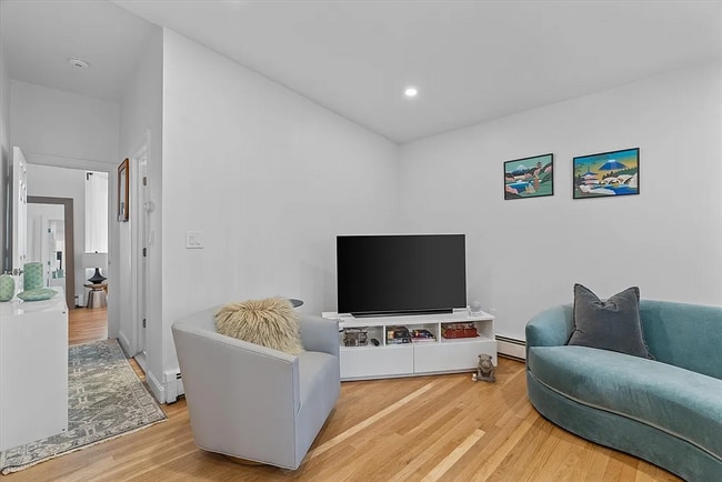 Photo - 402 E 7th St Unit 2