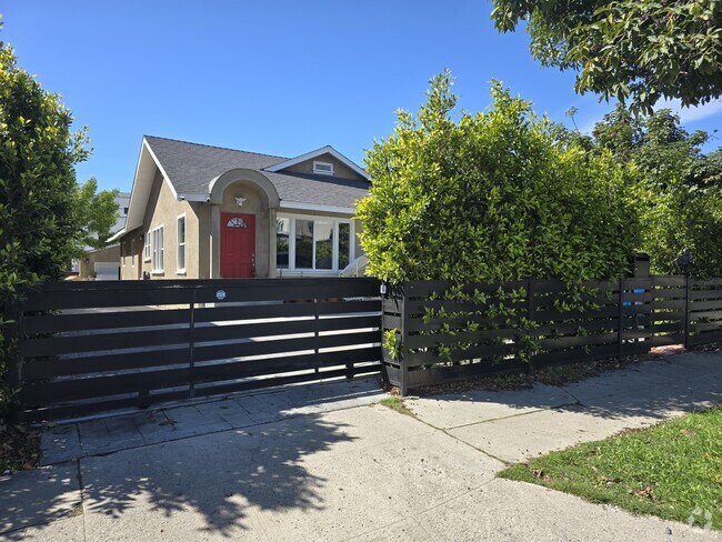 Building Photo - 747 N Wilton Pl Unit 749 Rental