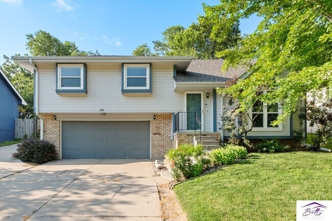 Building Photo - AVAILABLE NOW! Rental