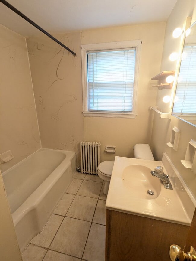 Photo - Large 1 Bedroom Plus Den Unidad 2