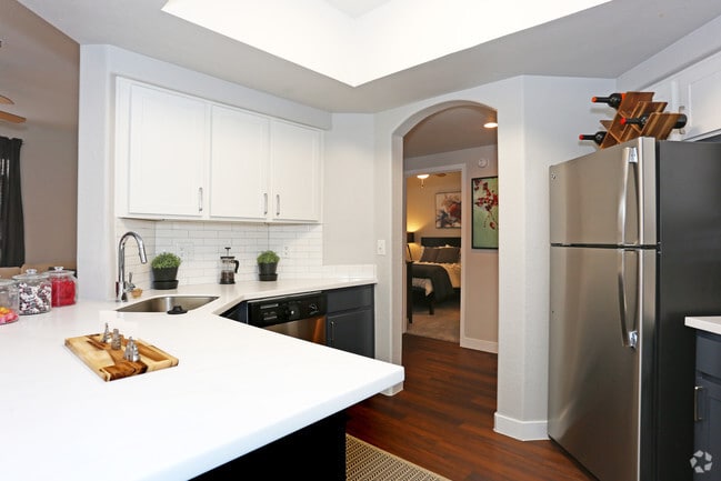 2BR, 2BA - 1039 SF