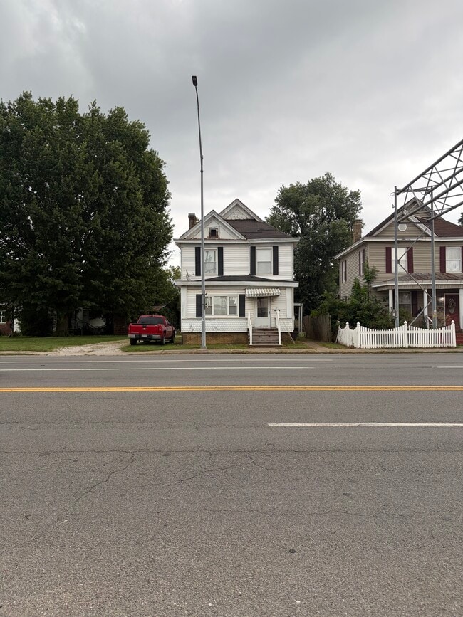 Building Photo - 320 31st St