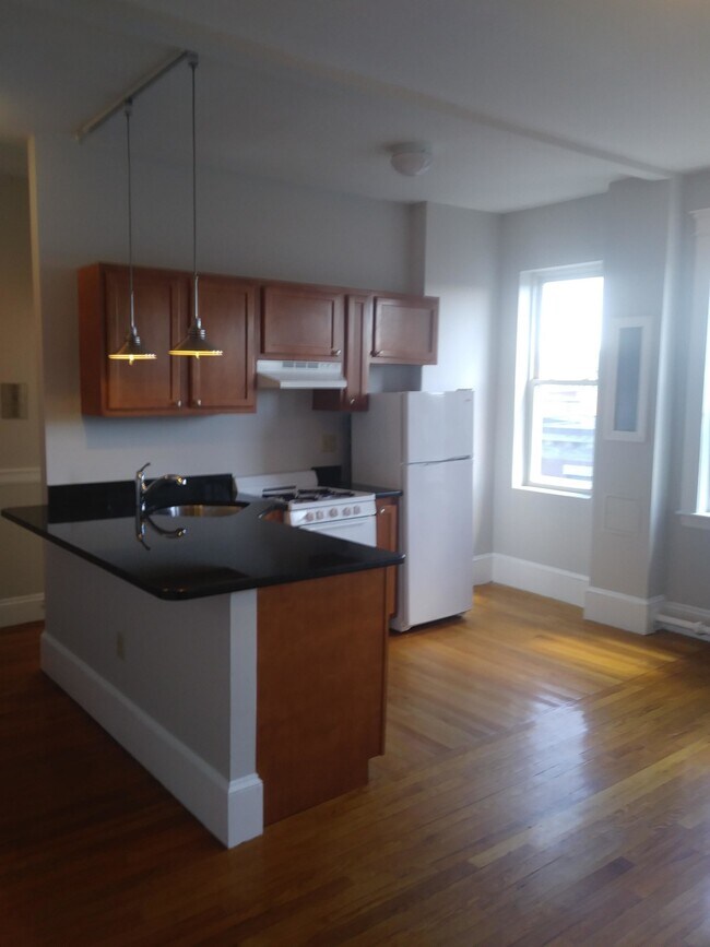 Building Photo - 15 Ashford St Rental
