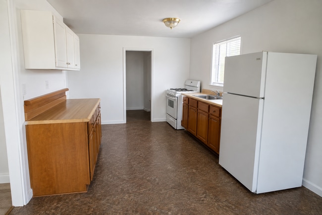 Photo - 2602 NW Commerce Cir