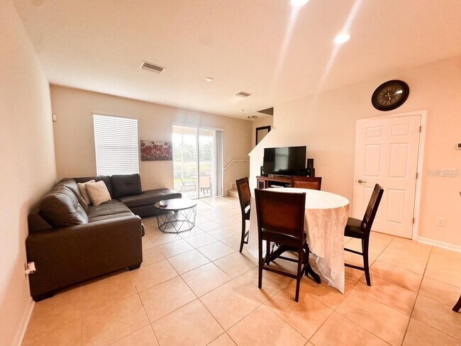 Gorgeous townhome! Community pool! fitness center!