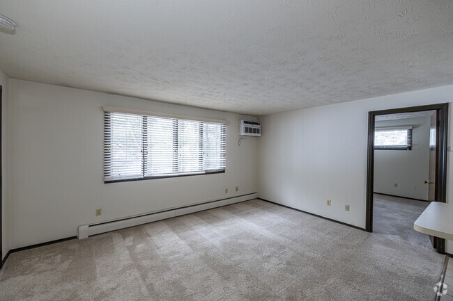 1BR, 1BA - 600SF - Living Room