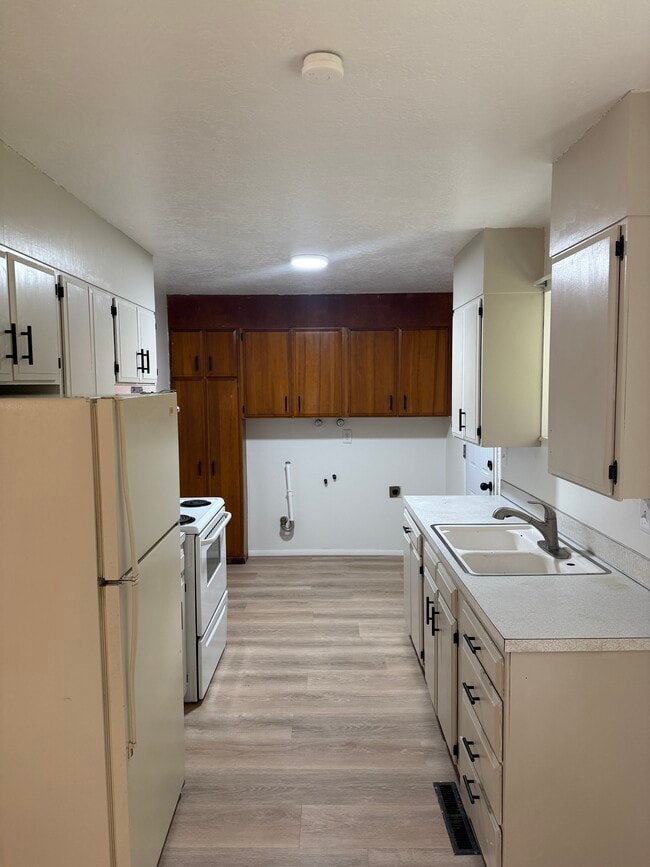 Building Photo - 205 N Freeman Ave Unit 225