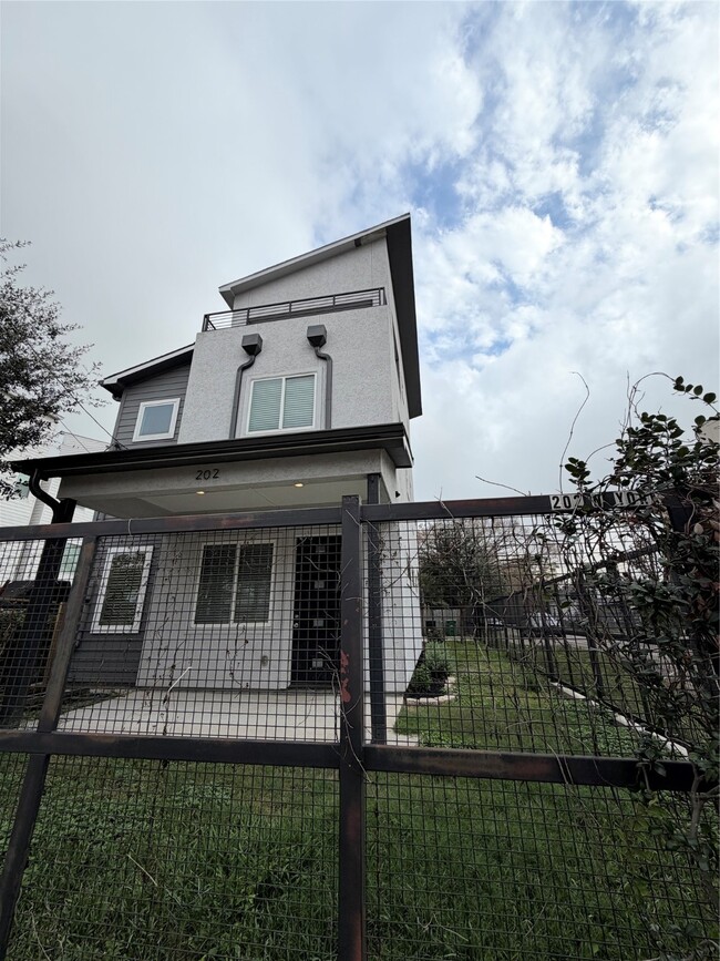 Photo - 202 N York St