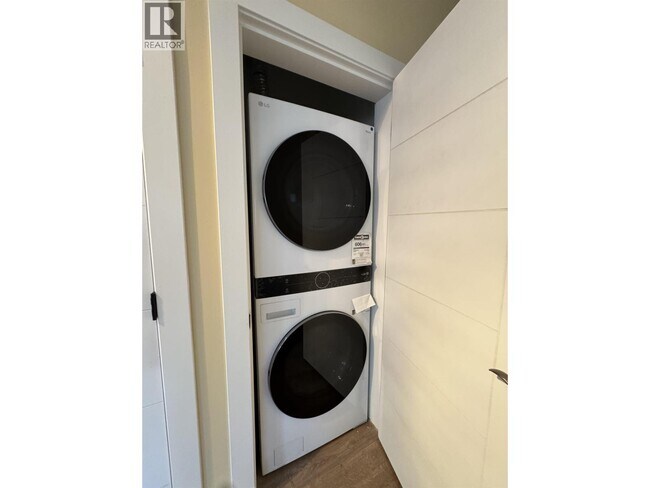 Photo - 11442-11240 240 St