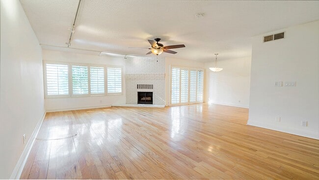 Building Photo - Luxury Penthouse Newly Renovated 1 Bed + D...