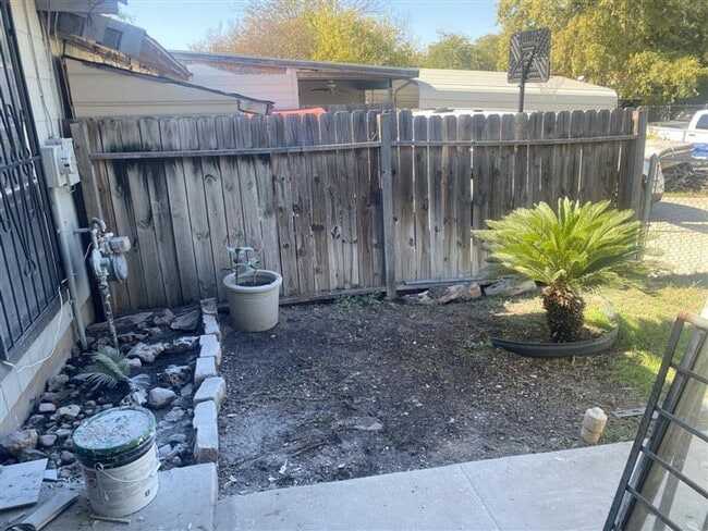 Photo - 2/1 Townhouse with covered parking