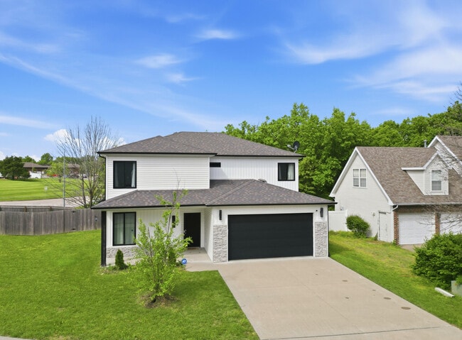 Building Photo - 3201 Crestwood Ln