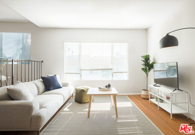 Building Photo - 918 12th St Unit 8 Rental