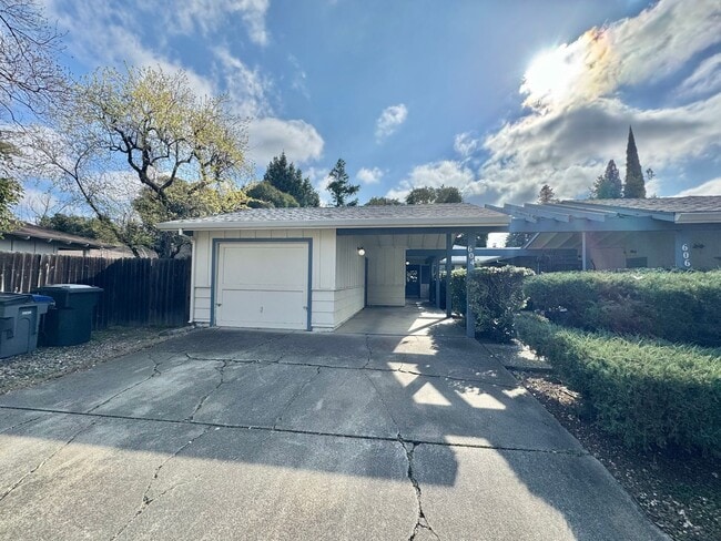 Photo - 604 Radcliffe Dr