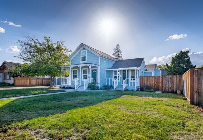 Photo - Upgraded 2 bedroom with yard! Lovely Amenties Unidad Rosanna St. 7881 B**